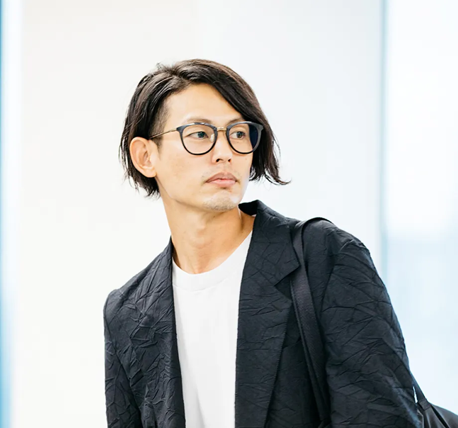 インテリア事業本部  製作 部長 甲斐 正人