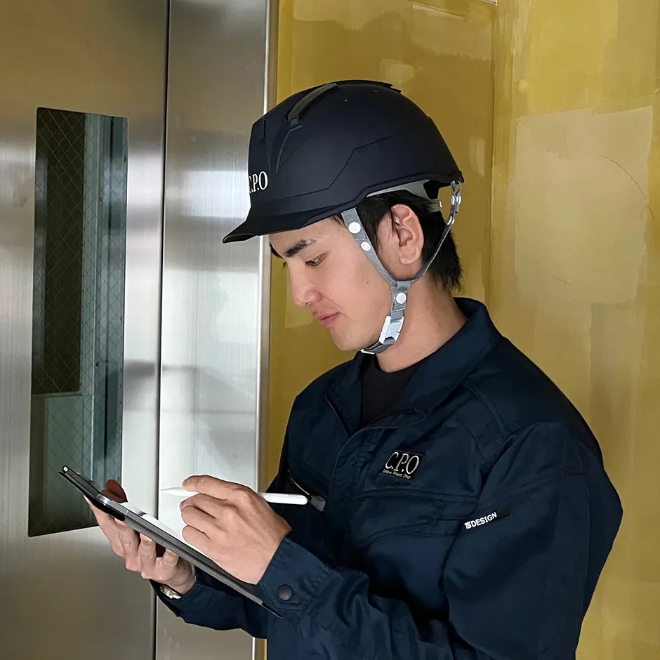 作業着で現場で仕事をする様子