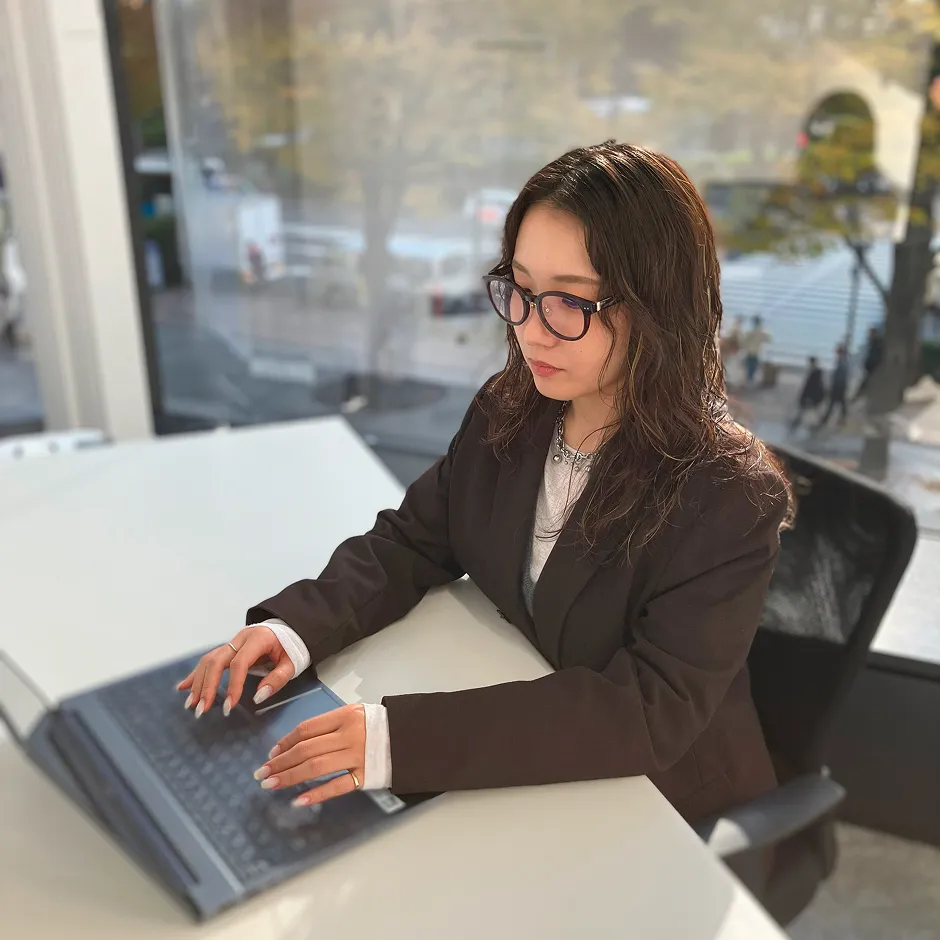 パソコン作業をする様子