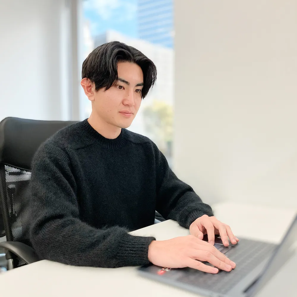 仕事をする男性の画像