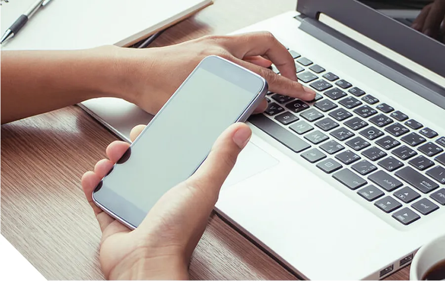 パソコンとスマホを操作する様子