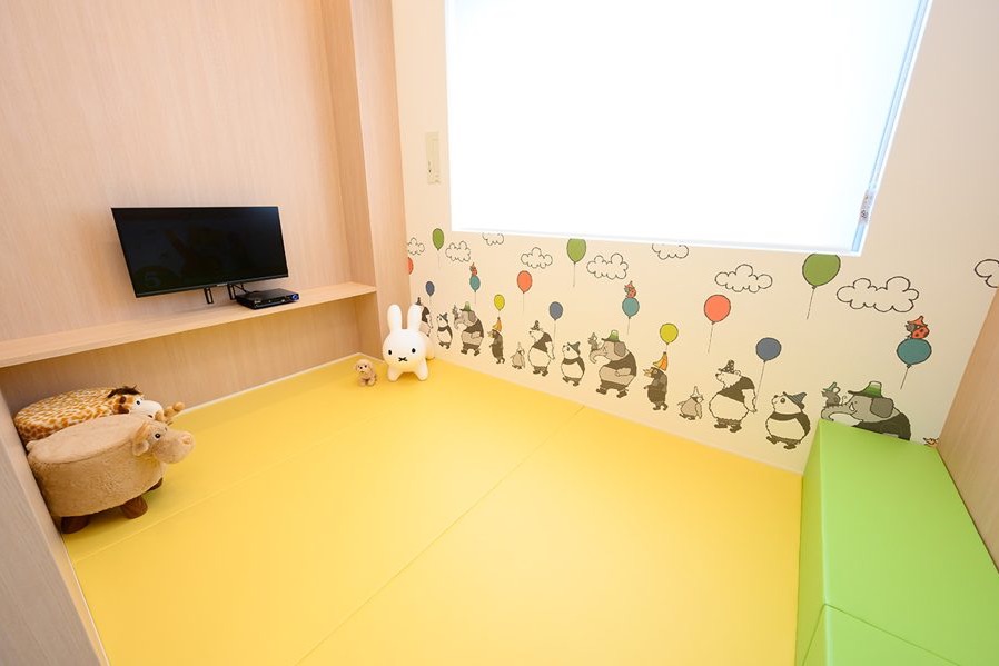 きたおファミリー歯科の受付や待合から見守れるキッズエリア